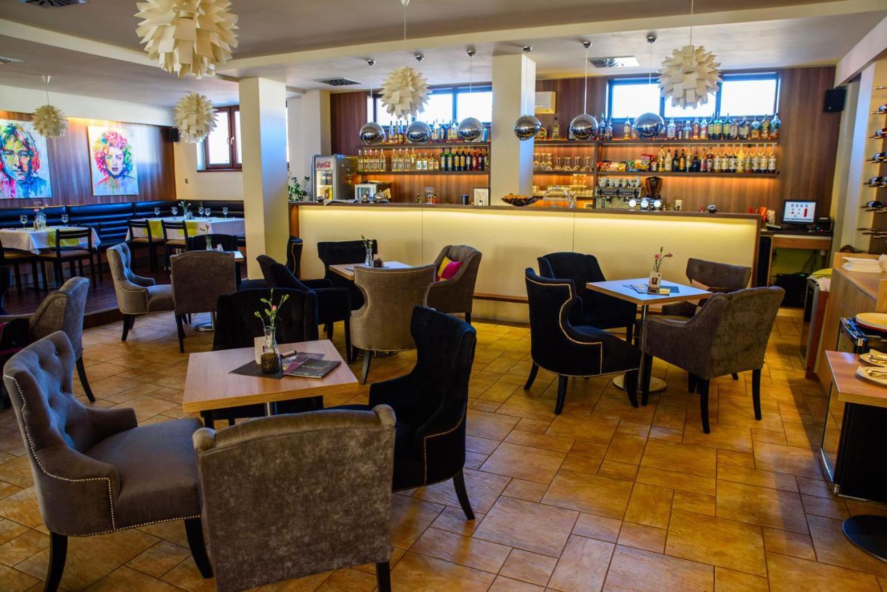 Hotel Rezident Турчьянске-Теплице Экстерьер фото