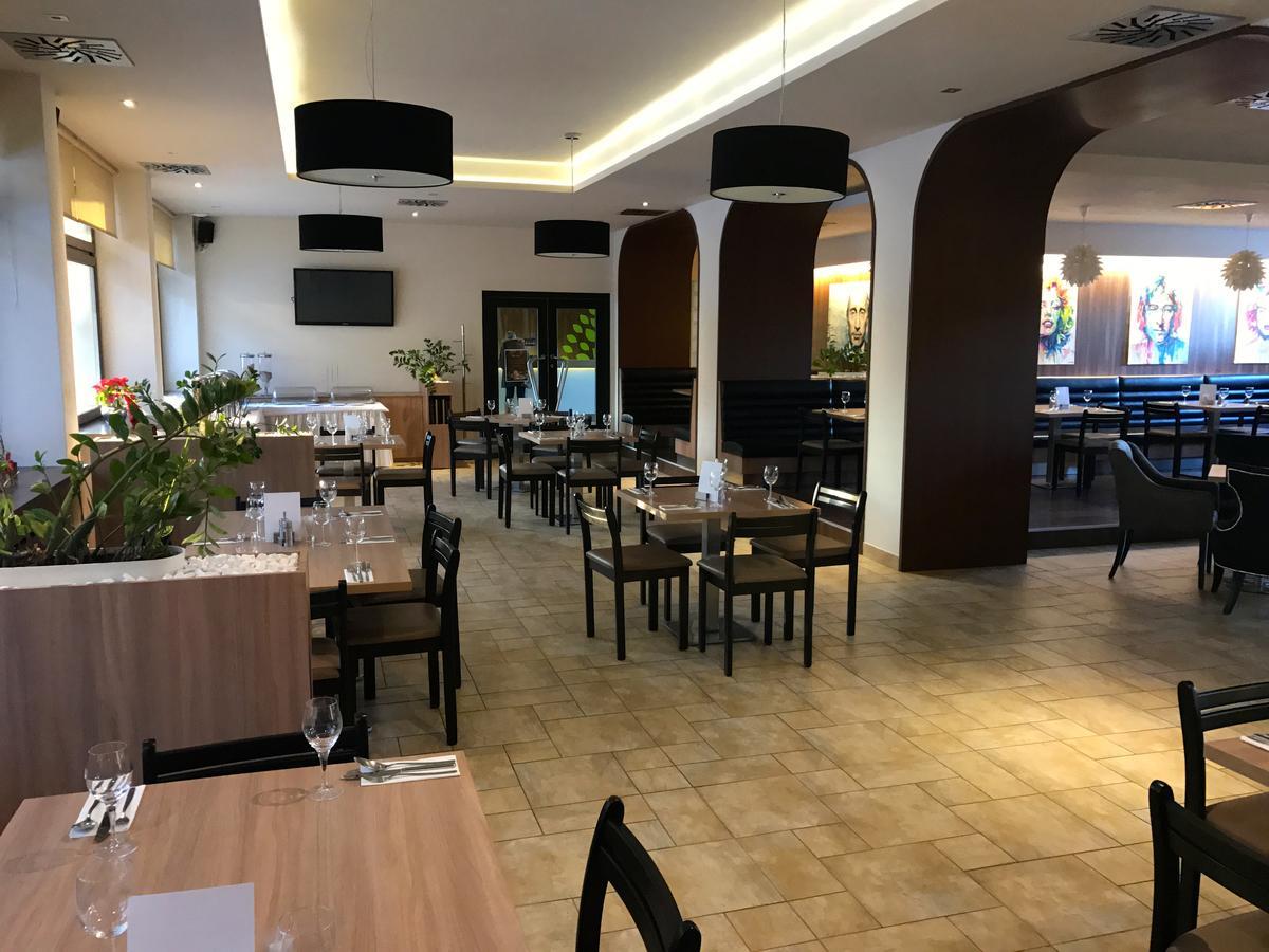 Hotel Rezident Турчьянске-Теплице Экстерьер фото