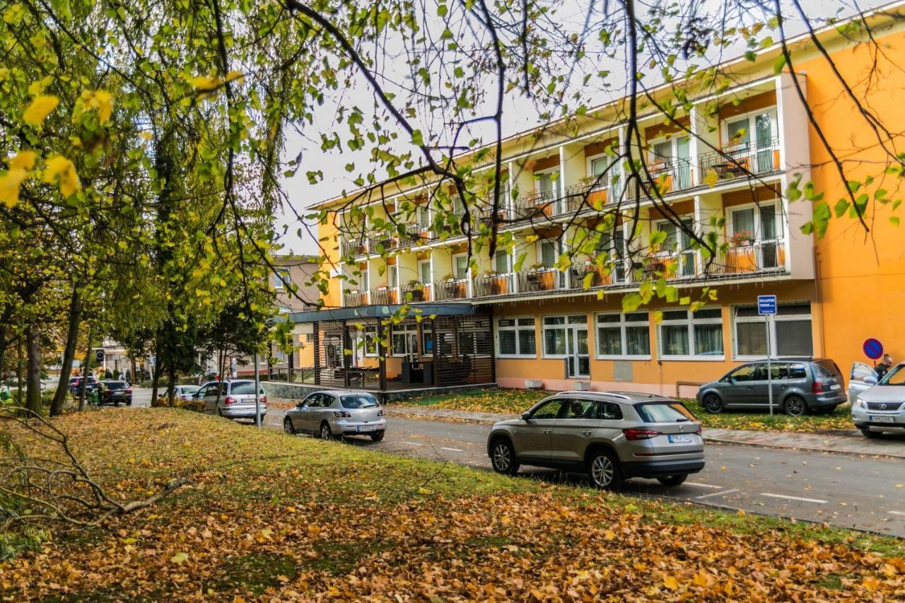 Hotel Rezident Турчьянске-Теплице Экстерьер фото